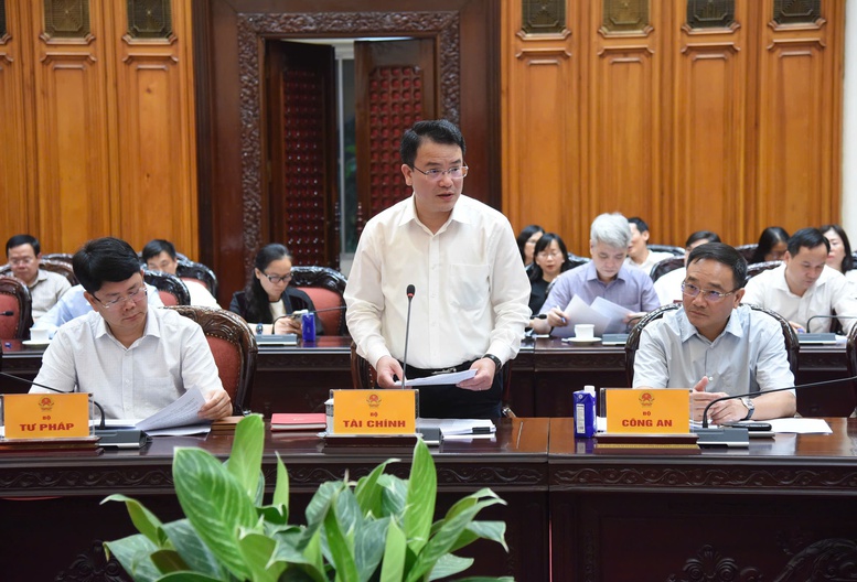 Thứ trưởng Bộ Tài chính Trần Quốc Phương phát biểu tại cuộc họp - Ảnh: VGP/Nhật Bắc