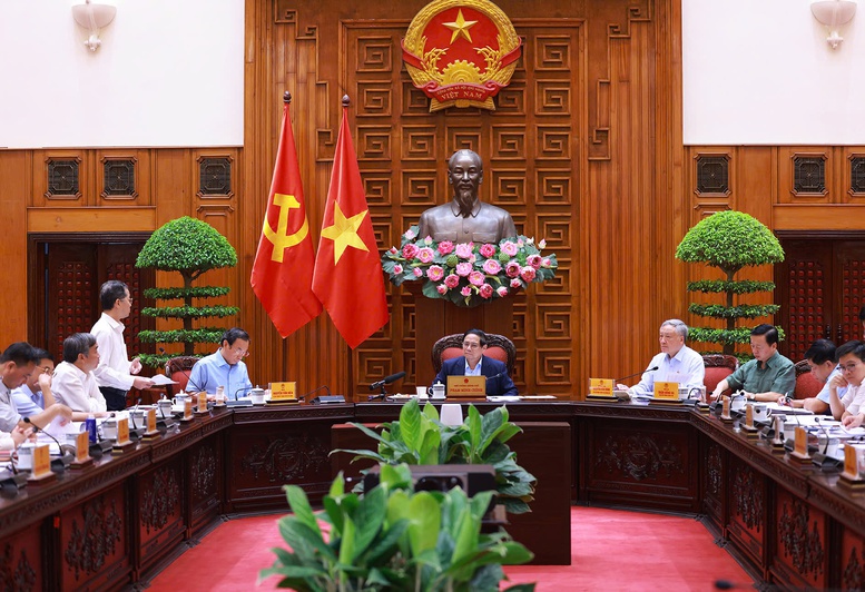 Tại cuộc họp, Thường trực Chính phủ, lãnh đạo các bộ, ngành, TPHCM và Đà Nẵng thảo luận, phân tích rõ yêu cầu, cơ hội và lợi thế cạnh tranh của Việt Nam trong xây dựng Trung tâm tài chính quốc tế - Ảnh: VGP/Nhật Bắc