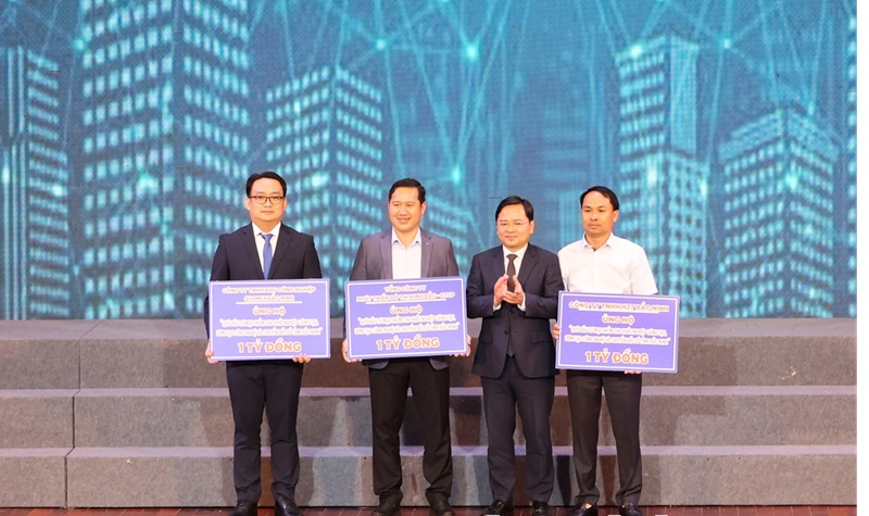 Các doanh nghiệp trao ủng hộ cho Quỹ đầu tư mạo hiểm cho khởi nghiệp sáng tạo, ươm tạo công nghệ và chuyển đổi số tỉnh Bắc Ninh