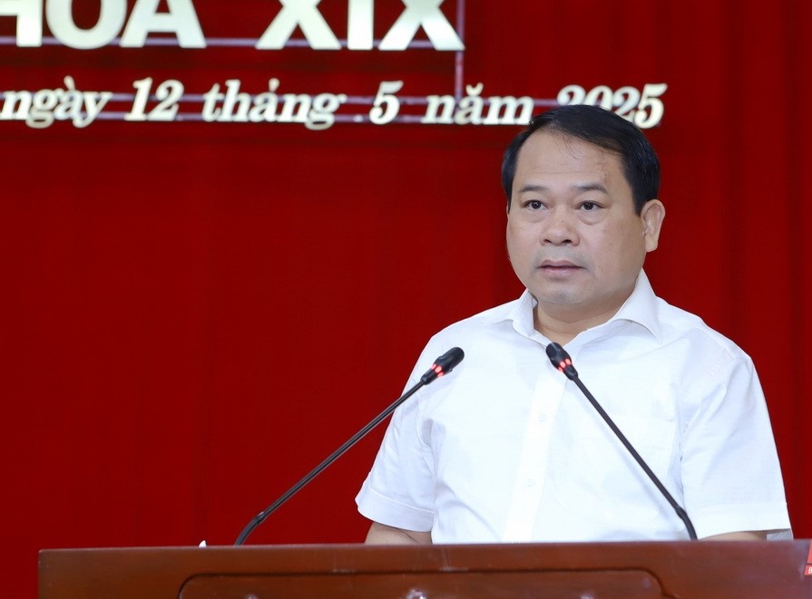 Trưởng Ban Tổ chức Tỉnh ủy Nguyễn Văn Hùng trình bày dự thảo Đề án tổ chức bộ máy, biên chế đảng ủy xã, phường và Mặt trận Tổ quốc Việt Nam, các đoàn thể ở xã, phường sau sắp xếp đơn vị hành chính cấp xã. Trưởng Ban Tổ chức Tỉnh ủy Nguyễn Văn Hùng trình bày dự thảo Đề án tổ chức bộ máy, biên chế đảng ủy xã, phường và Mặt trận Tổ quốc Việt Nam, các đoàn thể ở xã, phường sau sắp xếp đơn vị hành chính cấp xã.