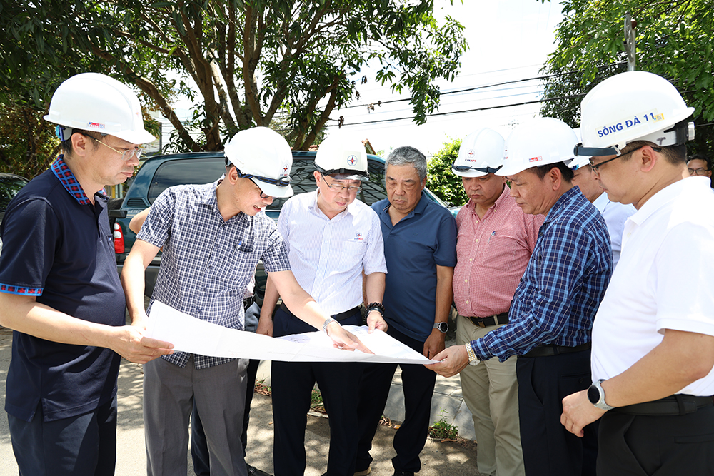 Tổng giám đốc EVNNPT Phạm Lê Phú và đoàn công tác nghe báo cáo tiến độ thi công đoạn tuyến đi chung 6 mạch của Dự án đường dây 500/220kV Nho Quan – Phủ Lý – Thường Tín, tháng 4/2025.