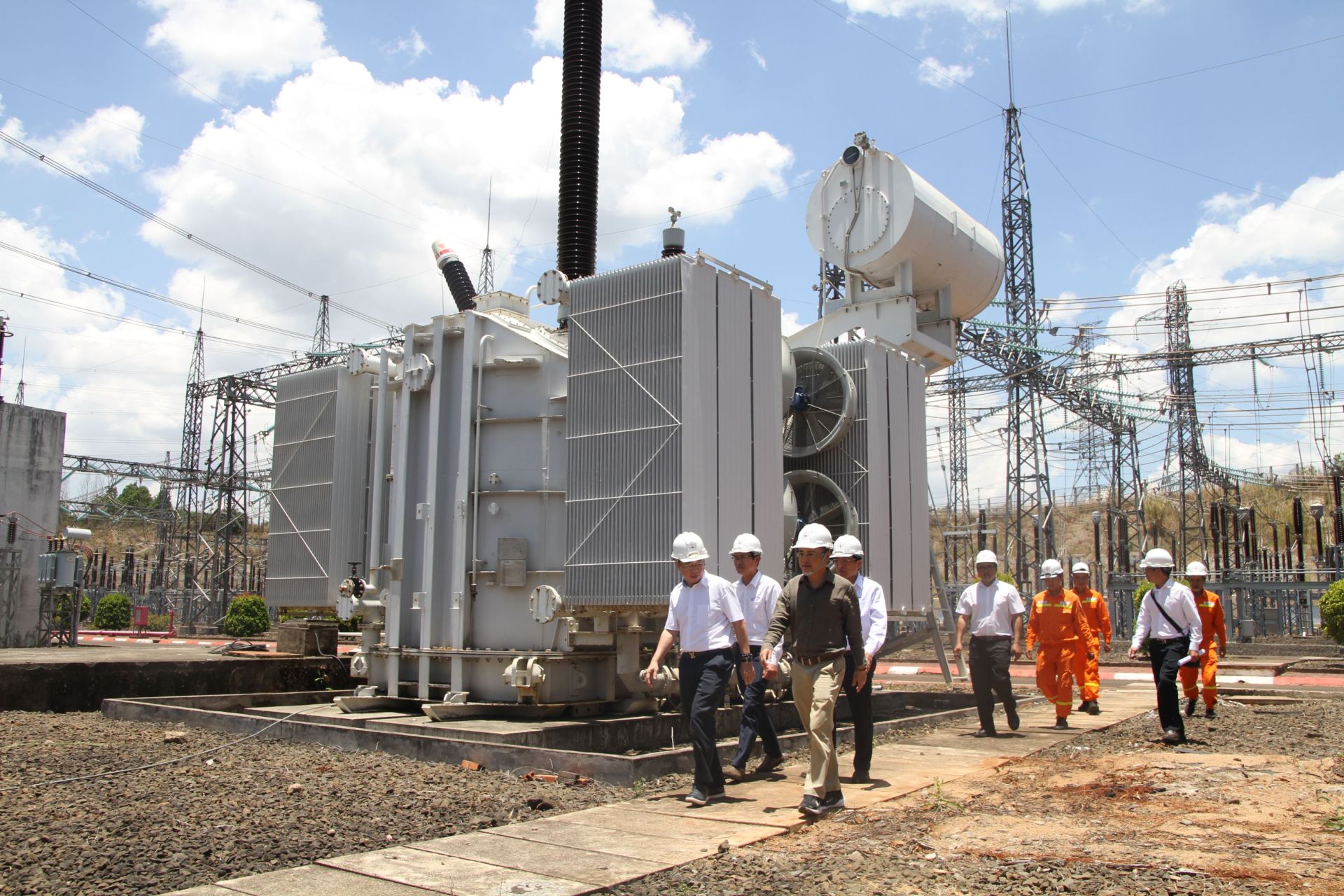 Tổng Giám đốc EVNNPT kiểm tra công tác quản lý vận hành tại Trạm biến áp 500kV Pleiku 2