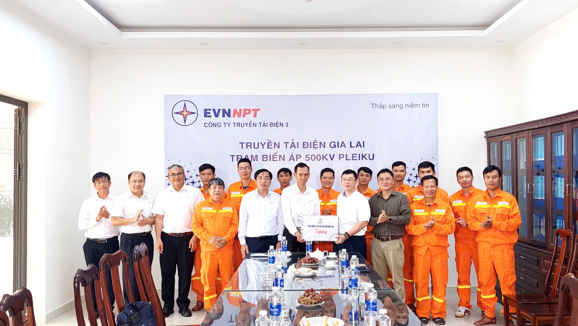 Tổng giám đốc EVNNPT kiểm tra công tác quản lý vận hành và động viên người lao động trực xuyên lễ tại Gia Lai