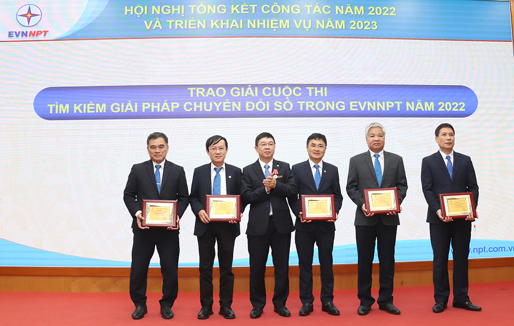 Tổng giám đốc EVNNPT Phạm Lê Phú trao khen thưởng cho các đơn vị có thành tích xuất sắc tham gia cuộc thi tìm kiếm giải pháp chuyển đổi số trong EVNNPT năm 2022 Tổng giám đốc EVNNPT Phạm Lê Phú trao khen thưởng cho các đơn vị có thành tích xuất sắc tham gia cuộc thi tìm kiếm giải pháp chuyển đổi số trong EVNNPT năm 2022