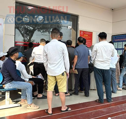 Nhiều người ngồi đợi từ đầu đến cuối buổi rồi ra về vì hết thời gian nhưng vẫn không được gọi tên. Nhiều người ngồi đợi từ đầu đến cuối buổi rồi ra về vì hết thời gian nhưng vẫn không được gọi tên.