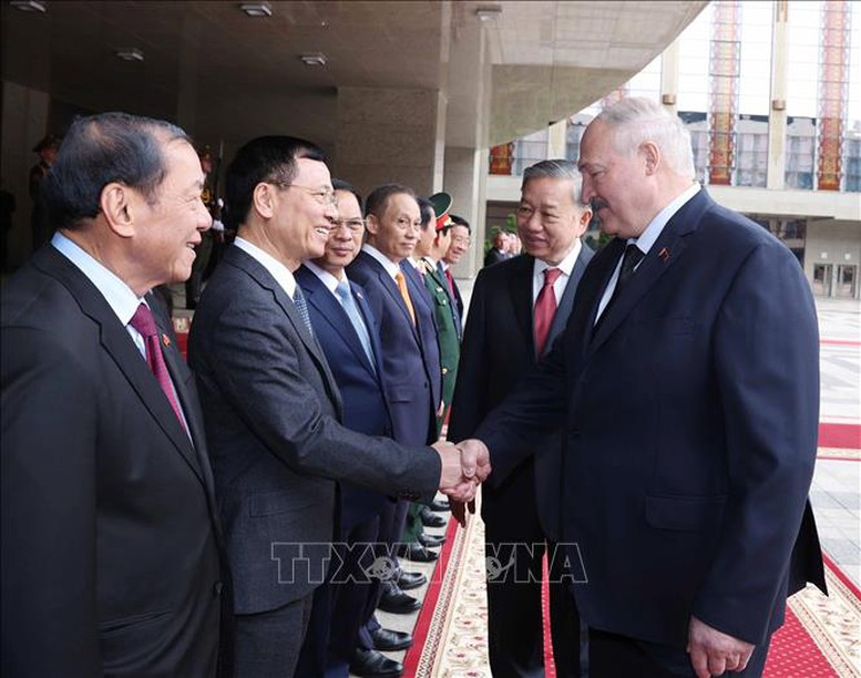 Tổng Bí thư Tô Lâm giới thiệu các thành viên đoàn Việt Nam với Tổng thống Belarus Aleksandr Lukashenko. Ảnh TTXVN.