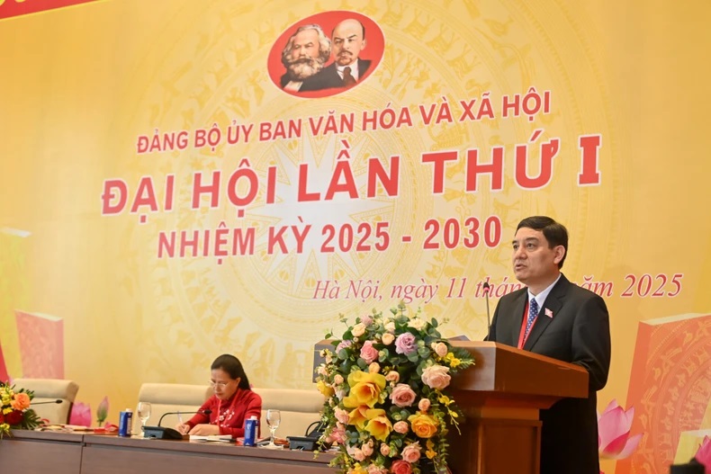 Bí thư Đảng ủy, Chủ nhiệm Ủy ban Văn hóa và Xã hội Nguyễn Đắc Vinh phát biểu khai mạc Đại hội. (Ảnh: DUY LINH)