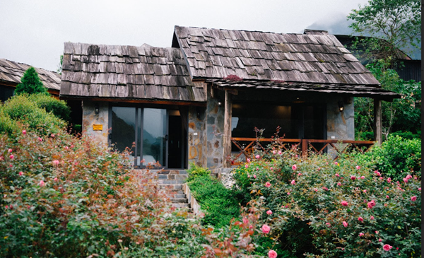 Khu lưu trú có nhiều hạng phòng khác nhau, những căn bungalow được xây dựng bằng đá hòa quyện với cảnh quan mà không phá vỡ vẻ đẹp của núi rừng Tây Bắc Khu lưu trú có nhiều hạng phòng khác nhau, những căn bungalow được xây dựng bằng đá hòa quyện với cảnh quan mà không phá vỡ vẻ đẹp của núi rừng Tây Bắc