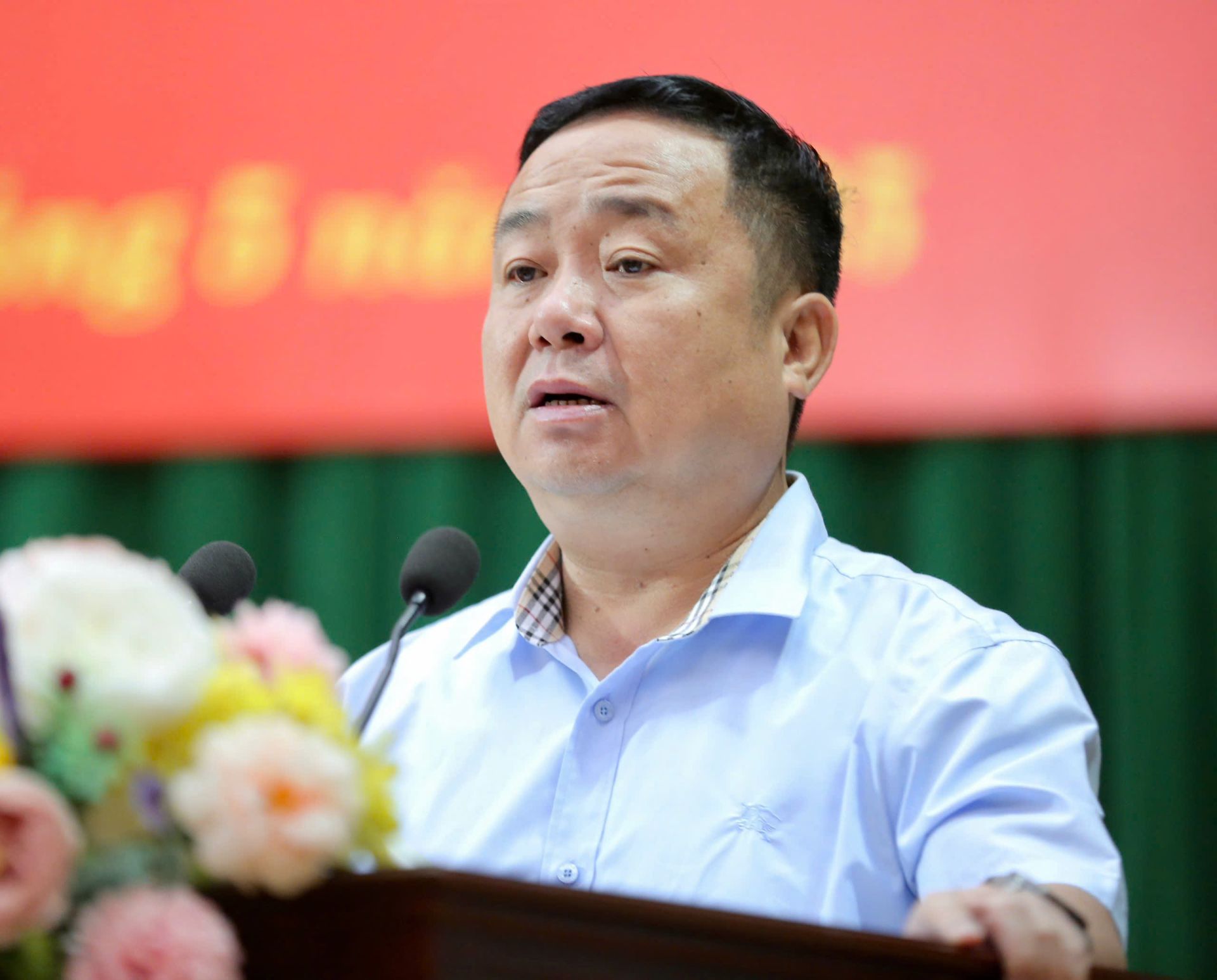 Chủ tịch UBND huyện Vĩnh Lộc Phạm Quốc Thành trao đổi, làm rõ một số nội dung phóng viên các cơ quan báo chí quan tâm.