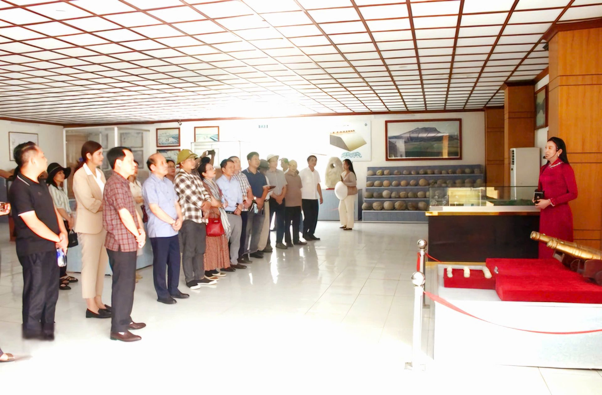 Đoàn đi thực tế tại Thành nhà Hồ.