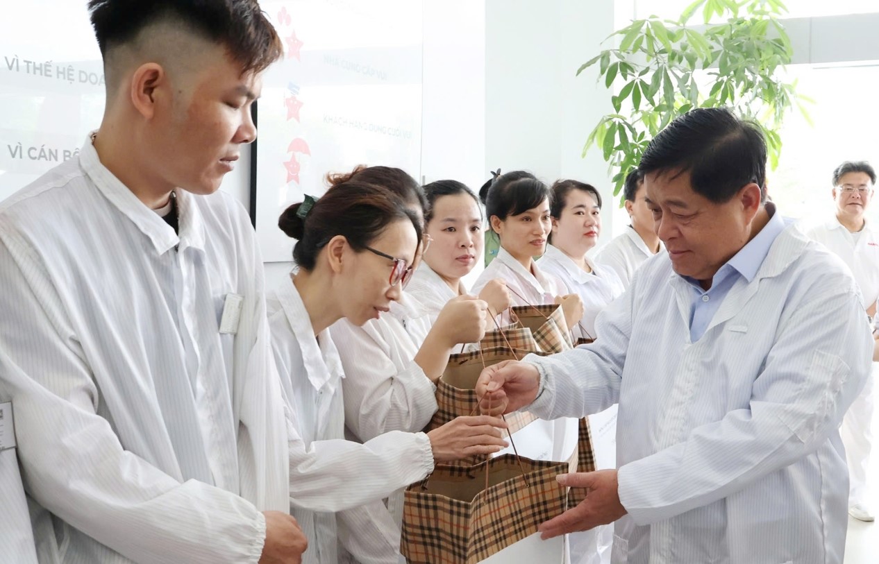 Phó Thủ tướng Chính phủ Nguyễn Chí Dũng động viên công nhân Công ty Hanel PT. Phó Thủ tướng Chính phủ Nguyễn Chí Dũng động viên công nhân Công ty Hanel PT.