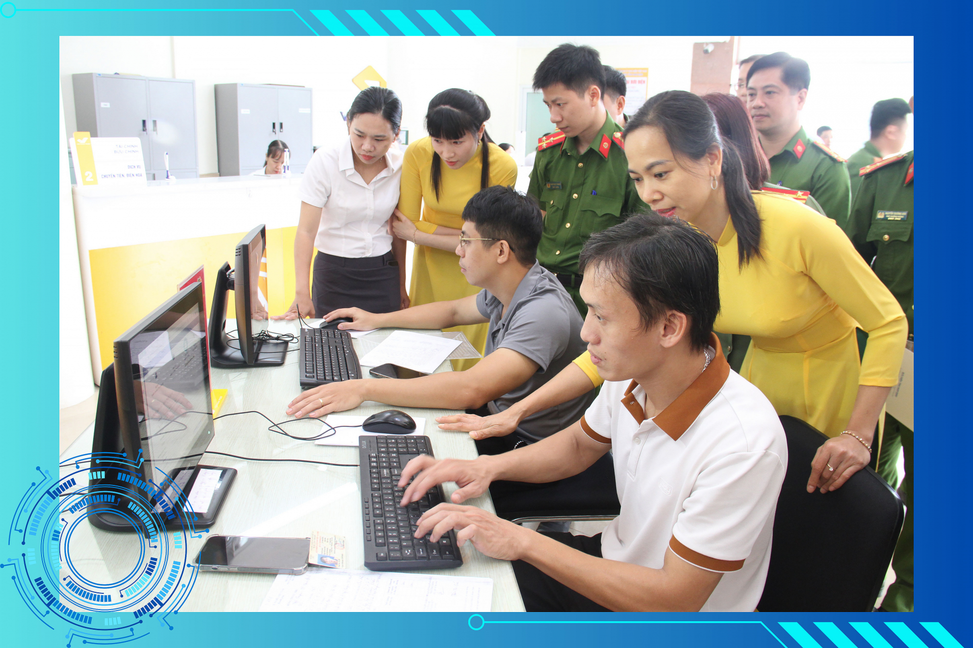 Hỗ trợ người dân sử dụng dịch vụ công trực tuyến tại Bưu điện thành phố Nam Định. Hỗ trợ người dân sử dụng dịch vụ công trực tuyến tại Bưu điện thành phố Nam Định.