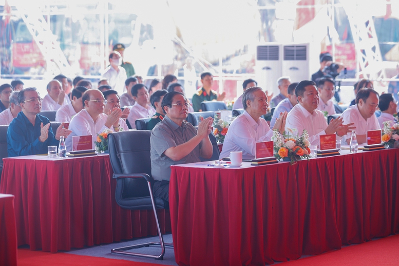 Thủ tướng Phạm Minh Chính và các đại biểu dự lễ khởi công tuyến cao tốc huyết mạch qua Thái Bình, Nam Định - Ảnh: VGP/Nhật Bắc