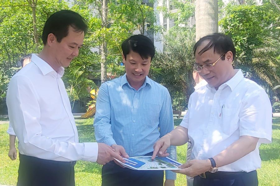 Thứ trưởng Nguyễn Văn Sinh (bên phải) kiểm tra nhà ở xã hội tại Hà Tĩnh.