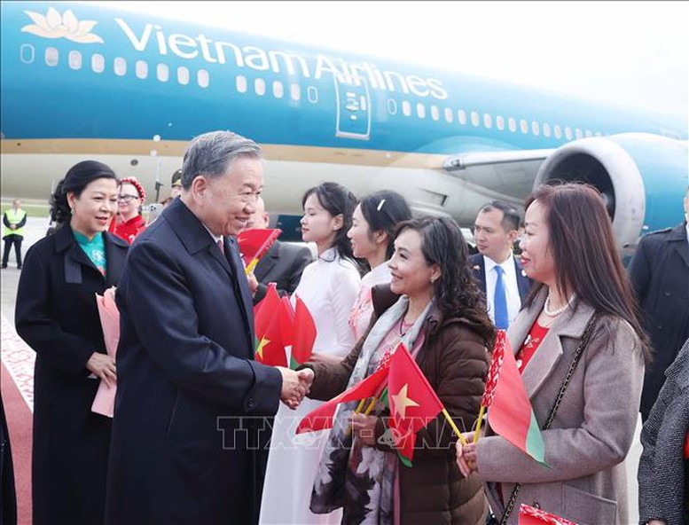 Đại diện cộng đồng người Việt Nam tại Belarus đón Tổng Bí thư Tô Lâm và Phu nhân ở sân bay quốc tế Minsk. Ảnh TTXVN. Đại diện cộng đồng người Việt Nam tại Belarus đón Tổng Bí thư Tô Lâm và Phu nhân ở sân bay quốc tế Minsk. Ảnh TTXVN.