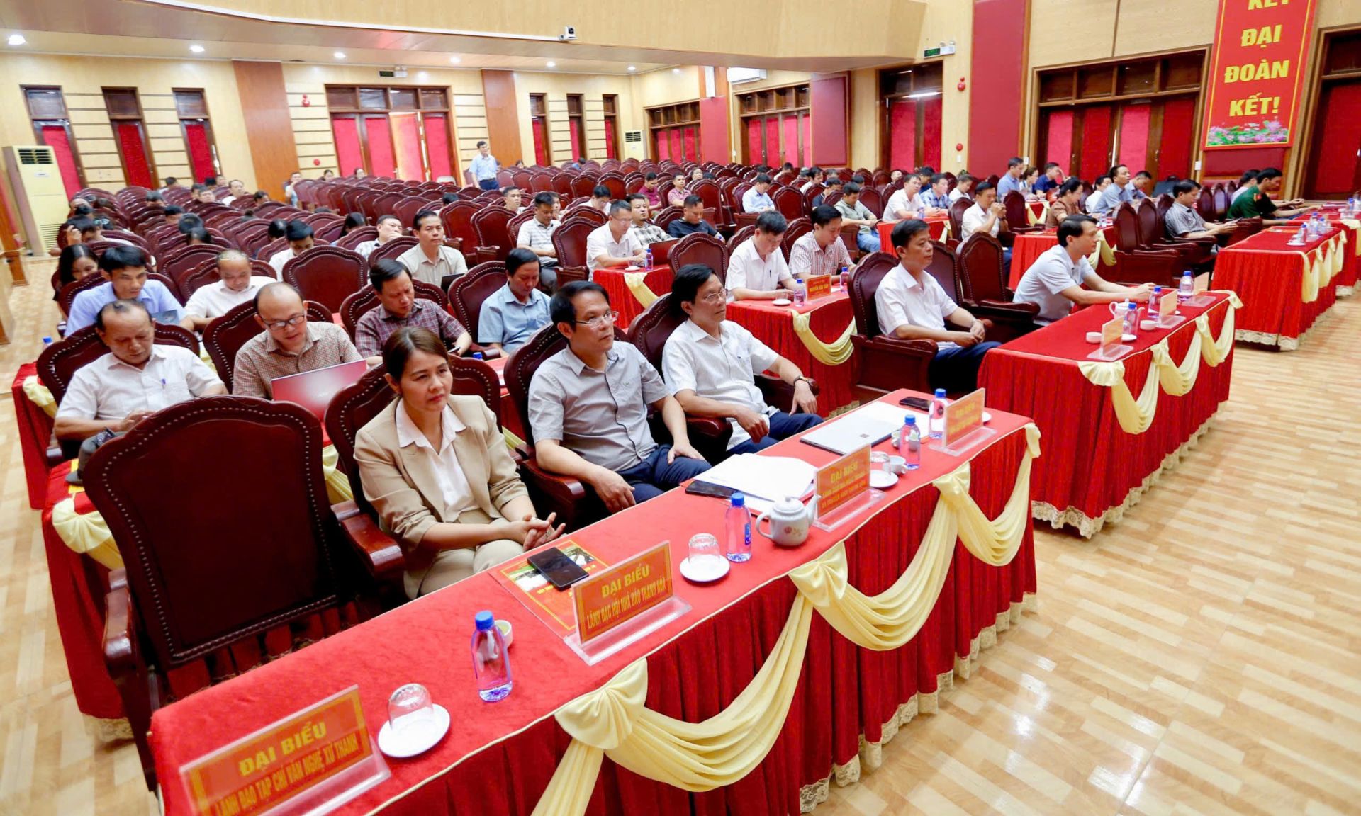 Toàn cảnh hội nghị.