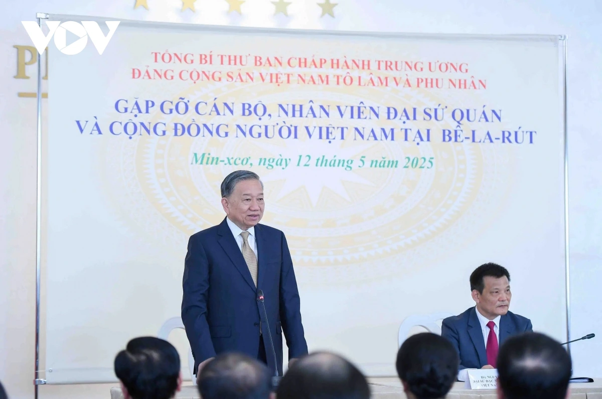 Tổng Bí thư Tô Lâm và Phu nhân đã gặp gỡ các cán bộ, nhân viên Đại sứ quán Việt Nam tại Belarus