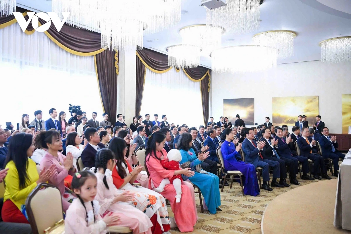 Tổng Bí thư Tô Lâm và Phu nhân đã gặp gỡ các cán bộ, nhân viên Đại sứ quán Việt Nam tại Belarus cùng đại diện cộng đồng người Việt Nam đang sinh sống, học tập và làm việc tại Belarus.