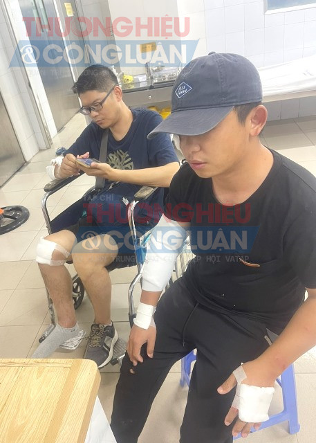 tối 3/8/2024, trên tuyến đường Nguyễn Tất Thành nối dài (đoạn ngang qua Khu đô thị sinh thái Golden Hills, thuộc tổ dân phố 35), trong lúc lưu thông, 2 xe máy đã tông vào đàn bò bất ngờ băng nhanh qua đường khiến một người gãy chân và hai người khác bị thương.