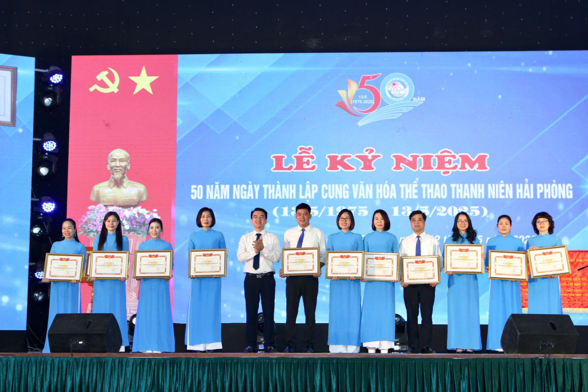 11 cá nhân được nhận Bằng khen của Thành Đoàn. 11 cá nhân được nhận Bằng khen của Thành Đoàn.