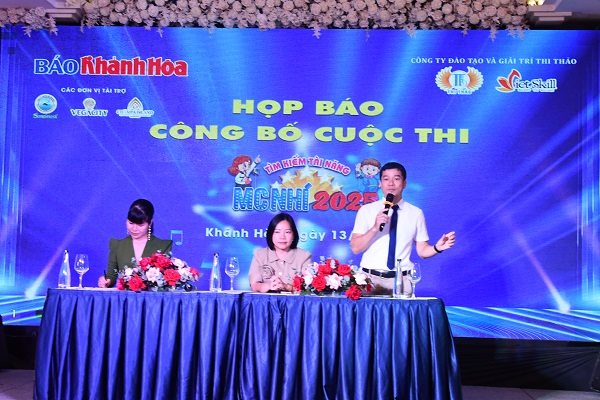 Ông Trần Minh Thảo- Phó Tổng Biên tập Báo Khánh Hòa, thành viên Hội đồng Giám khảo trả lời