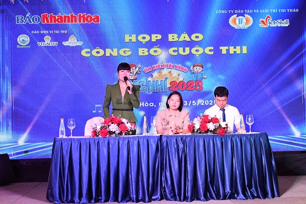 Đại diện Ban tổ chức trả lời