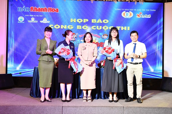 Bà Thái Thị Lệ Hằng- Tỉnh ủy viên, Giám đốc Báo Khánh Hòa và ông Trần Minh Thảo- Phó Giám đốc Báo Khánh Hòa trao bằng chứng nhận và tặng hoa các nhà tài trợ