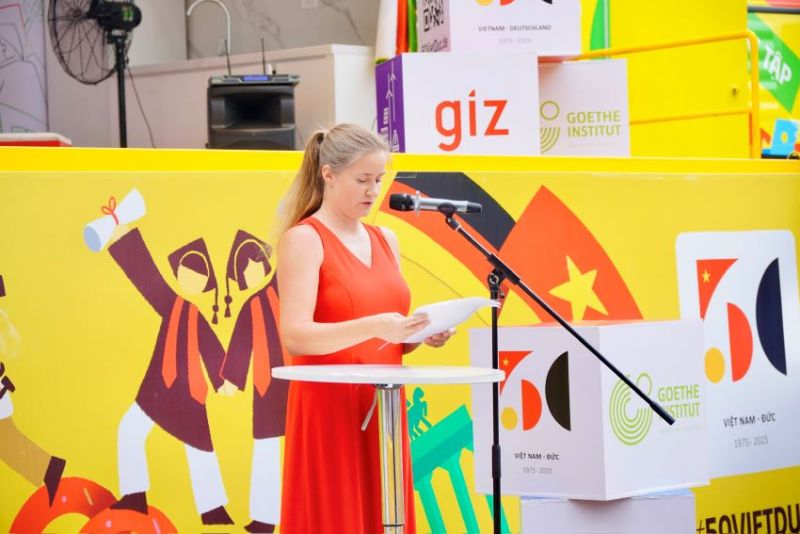 Bà Carolin Seidel - Trưởng phòng Văn hóa, Báo chí và Khoa học phát biểu tại buổi khai mạc Bà Carolin Seidel - Trưởng phòng Văn hóa, Báo chí và Khoa học phát biểu tại buổi khai mạc