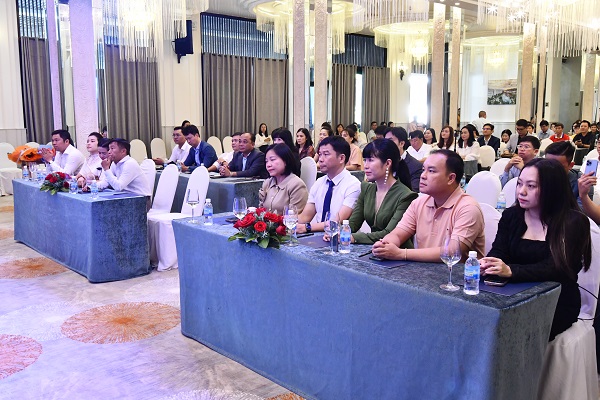 Đại biểu đến dự