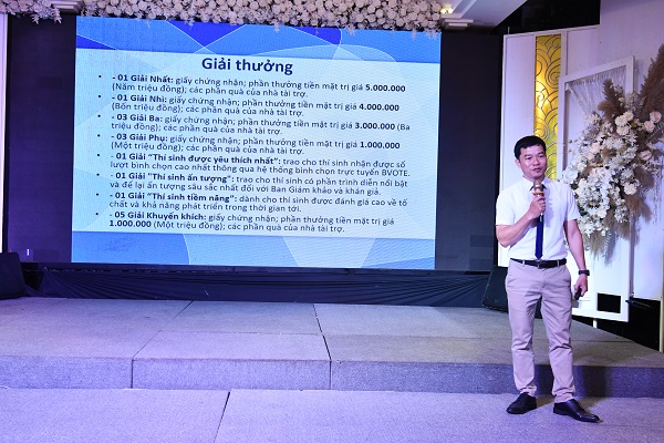 Ông Trần Minh Thảo- Phó Giám đốc Báo Khánh Hòa báo cáo các nội dung liên quan việc tổ chức cuộc thi