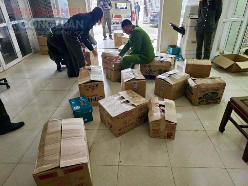Lực lượng chức năng khám xét, thu giữ vật chứng nơi làm việc của Trịnh Thị Hoa- Cán bộ Chi cục Thuế TP. Sầm Sơn Lực lượng chức năng khám xét, thu giữ vật chứng nơi làm việc của Trịnh Thị Hoa- Cán bộ Chi cục Thuế TP. Sầm Sơn