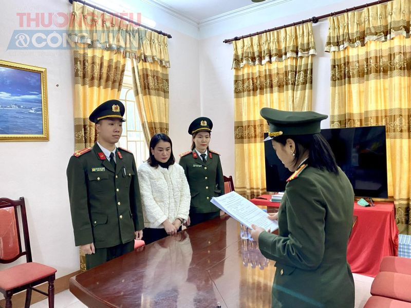 Thi hành lệnh bắt đối tượng Trương Thị Hồng- Cán bộ địa chính phường Quảng Thọ Thi hành lệnh bắt đối tượng Trương Thị Hồng- Cán bộ địa chính phường Quảng Thọ