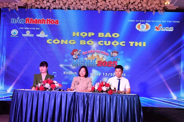 Các vị chủ trì họp báo