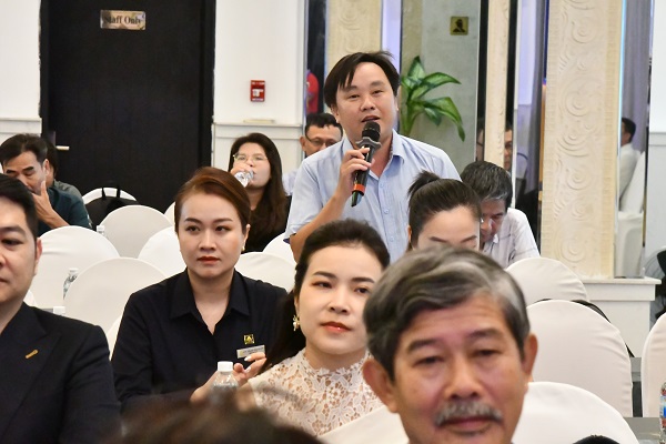 Phóng viên VOV đặt câu hỏi