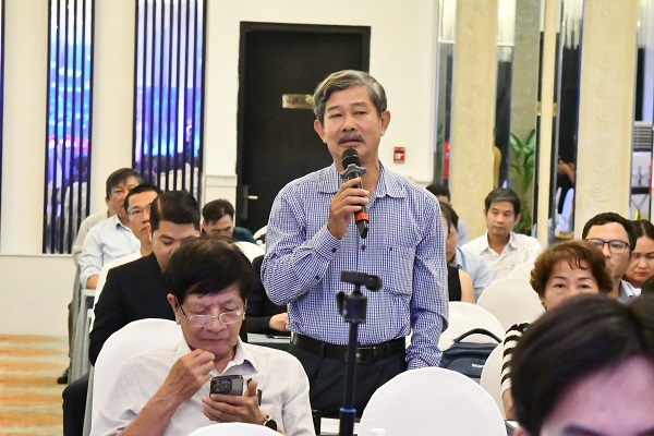 Phóng viên Báo Nhân Dân đặt câu hỏi
