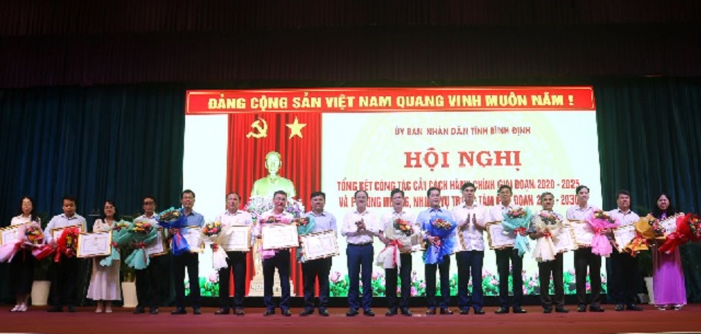 Các tập thể, cá nhân có thành tích xuất sắc trong công tác CCTTHC phục vụ người dân, doanh nghiệp nhận Bằng khen của UBND tỉnh Bình Định. Ảnh: Viết Hiền Các tập thể, cá nhân có thành tích xuất sắc trong công tác CCTTHC phục vụ người dân, doanh nghiệp nhận Bằng khen của UBND tỉnh Bình Định. Ảnh: Viết Hiền