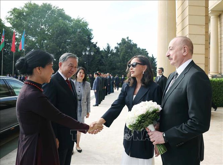 Tổng thống Azerbaijan Ilham Aliyev và Phu nhân đón Tổng Bí thư Tô Lâm và Phu nhân. Ảnh: TTXVN