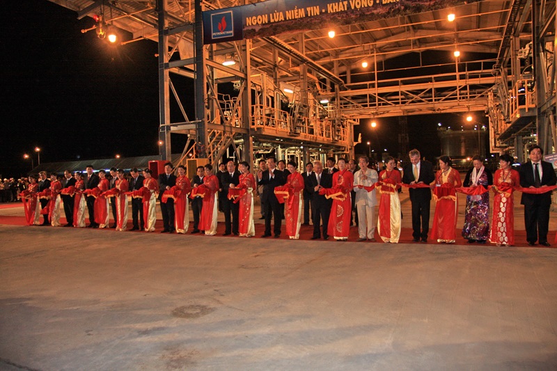 Trải qua nhiều biến động và thay đổi, nỗ lực trên công trường xây dựng, ngày 22/2/2009, Nhà máy Lọc dầu Dung Quất cho ra dòng sản phẩm thương mại đầu tiên.