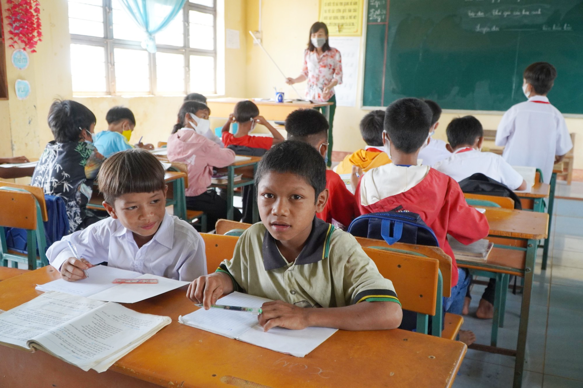 Bộ nội vụ yêu cầu, các địa phương cần rà soát, điều chuyển giáo viên từ nơi thừa sang nơi thiếu, đồng thời nghiên cứu chính sách hỗ trợ đối với những giáo viên trong diện điều chuyển. Bộ nội vụ yêu cầu, các địa phương cần rà soát, điều chuyển giáo viên từ nơi thừa sang nơi thiếu, đồng thời nghiên cứu chính sách hỗ trợ đối với những giáo viên trong diện điều chuyển.