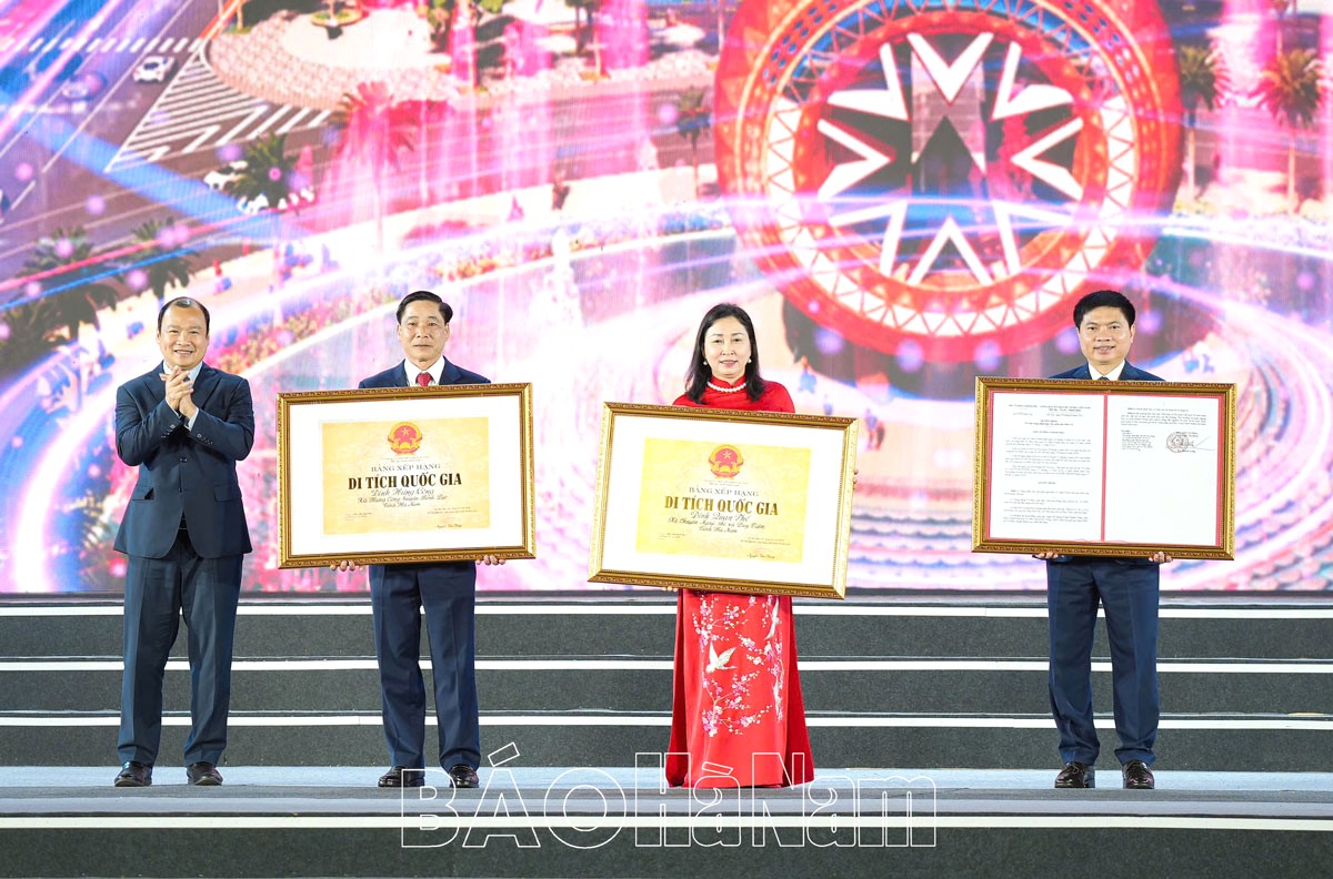 Đồng chí Lê Hải Bình, Ủy viên dự khuyết Trung ương Đảng, Thứ trưởng Thường trực Bộ Văn hóa, Thể thao và Du lịch trao quyết định của Thủ tướng Chính phủ công nhận Bảo vật quốc gia và Quyết định của Bộ Văn hóa, Thể thao và Du lịch công nhận di tích cấp quốc gia cho tỉnh Hà Nam.