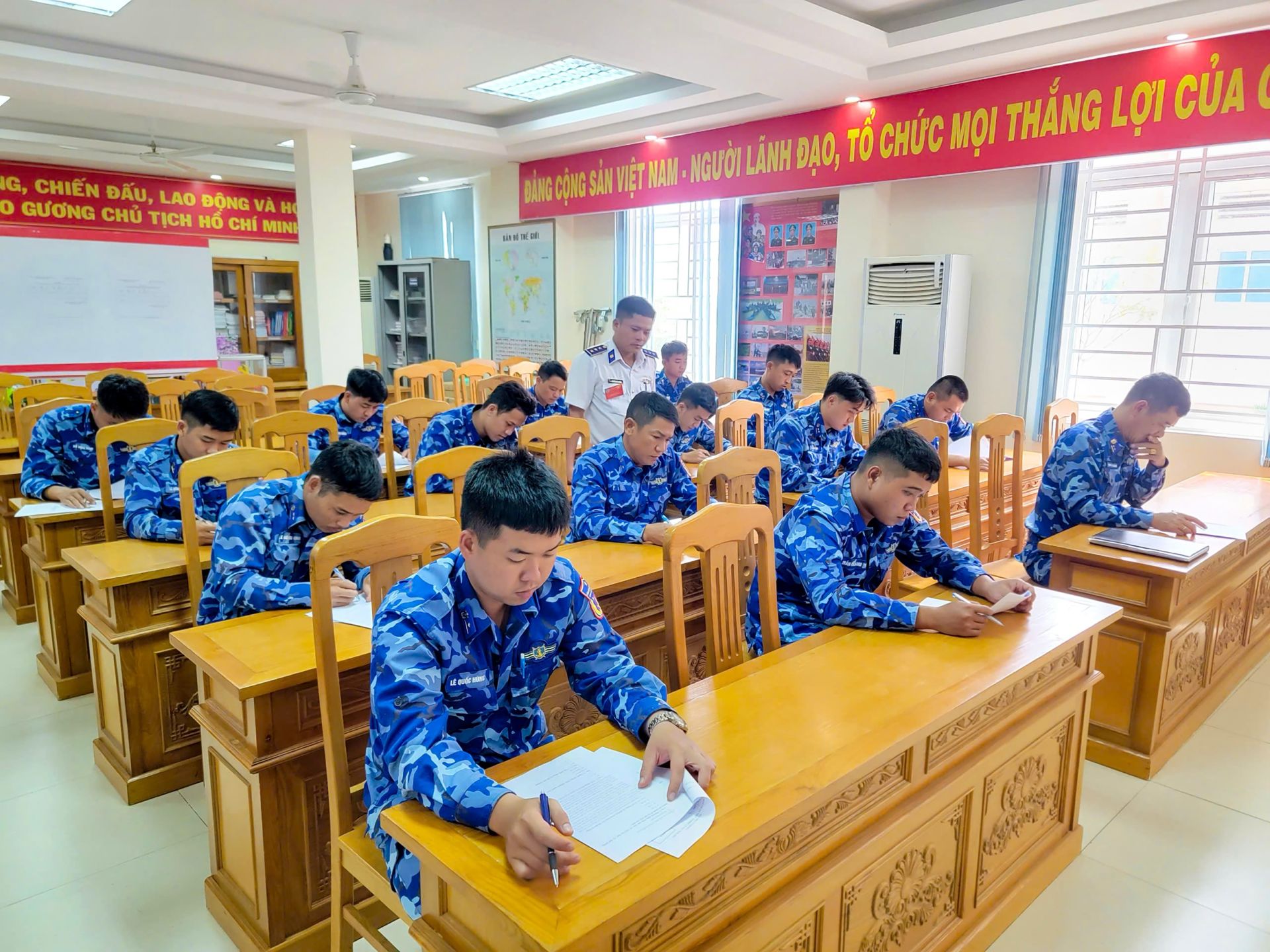 Các thí sinh tham gia thi lý thuyết về công tác thủy nghiệp cơ bản Các thí sinh tham gia thi lý thuyết về công tác thủy nghiệp cơ bản