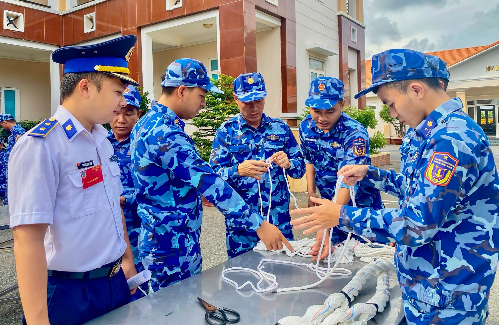 Các thí sinh tham gia thi thực hành chầu, đấu dây Các thí sinh tham gia thi thực hành chầu, đấu dây