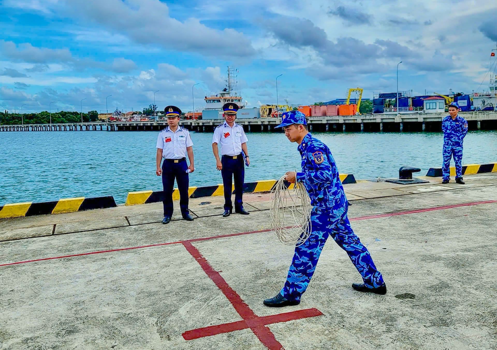 Thí sinh tham gia thi thực hành ném dây mồi Thí sinh tham gia thi thực hành ném dây mồi