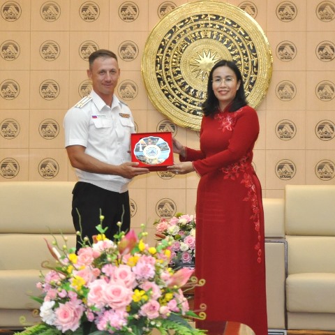 Phó Chủ tịch UBND thành phố Nguyễn Thị Anh Thi tặng quà lưu niệm đến Đại tá Anciferov Alexey Vitalievich.