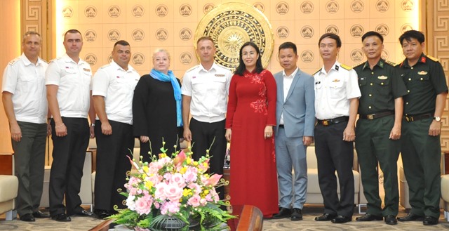 Phó Chủ tịch UBND thành phố Nguyễn Thị Anh Thi chụp ảnh lưu niệm cùng các đại biểu và chỉ huy, sĩ quan và thủy thủ đội tàu thuộc Hạm đội Thái Bình Dương, Hải quân Nga