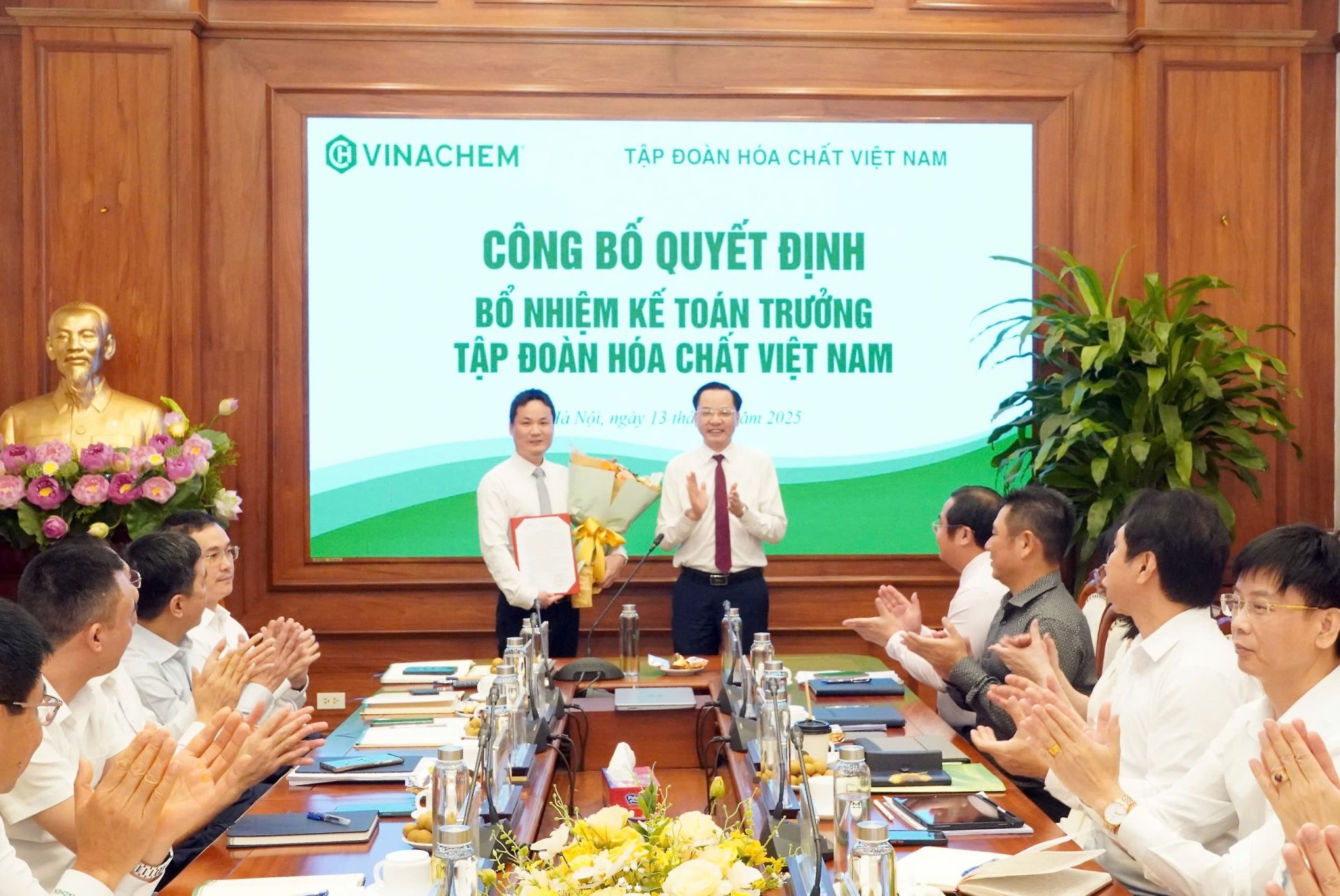 Ông Nguyễn Hữu Tú, Tổng giám đốc Tập đoàn tặng hoa chúc mừng ông Trần Quốc Cương