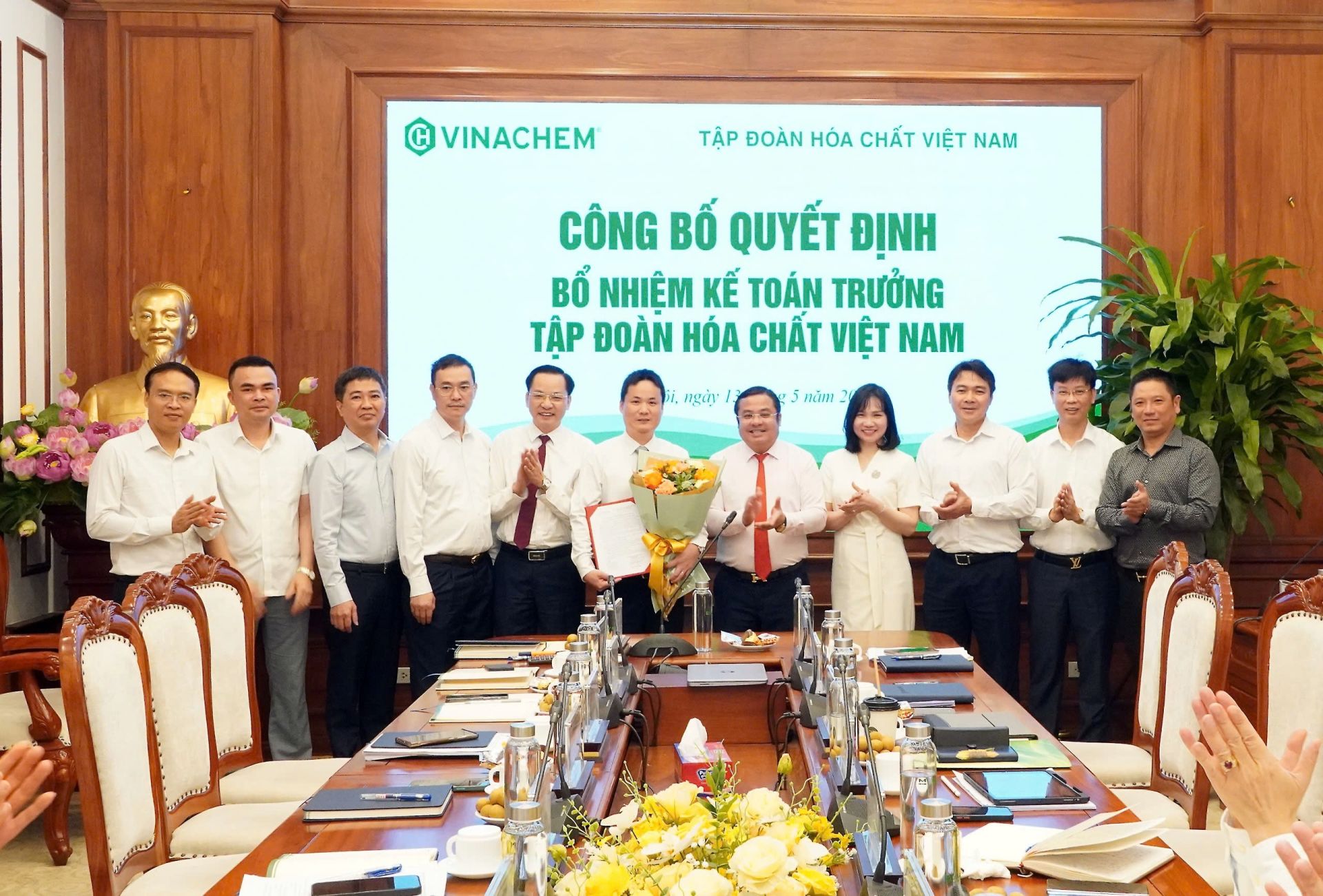 Ban lãnh đạo Tập đoàn chúc mừng ông Trần Quốc Cương