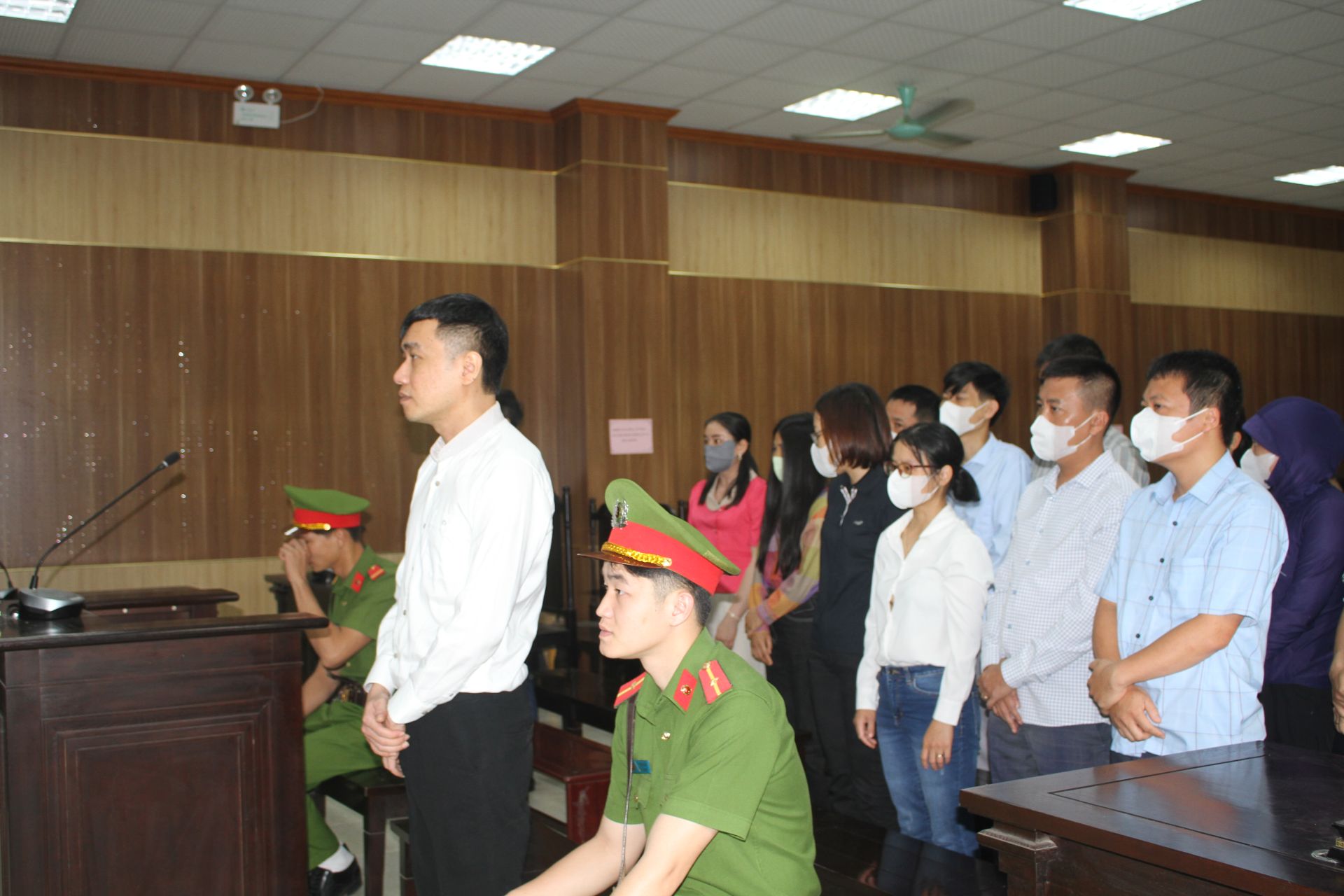 Bị cáo Cao Xuân Hiệp, cán bộ VPDKDĐ tỉnh Thanh Hoá.