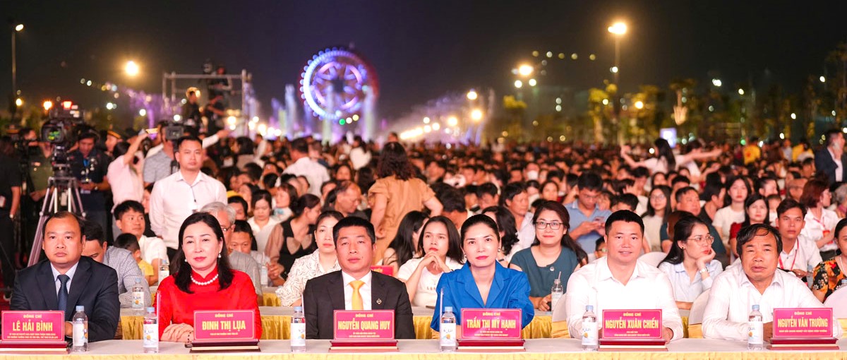 Các đại biểu dự lễ khai mạc. Ảnh: Đức Huy