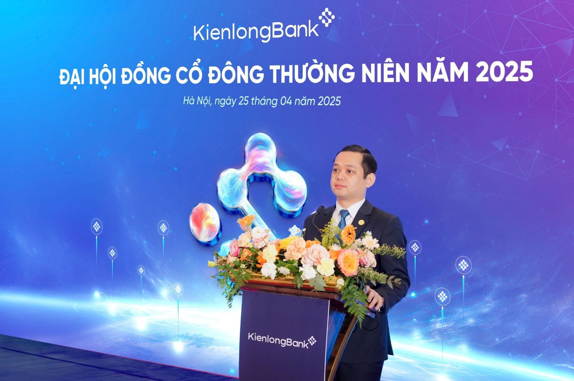 Ông Trần Hồng Minh - Quyền Tổng Giám đốc chia sẻ thông tin với cổ đông tại Đại hội